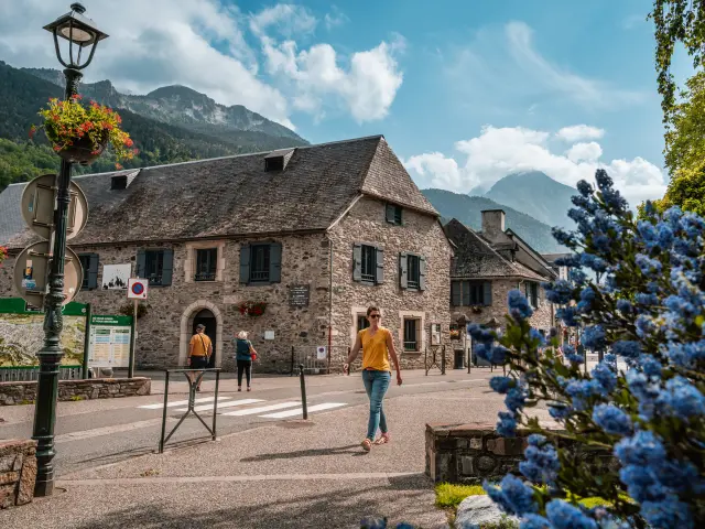 3 Chiens Pour 1 Traversee Balade Dans Le Village St Lary