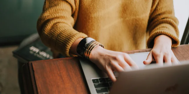 Christin Hume Ordinateur Unsplash