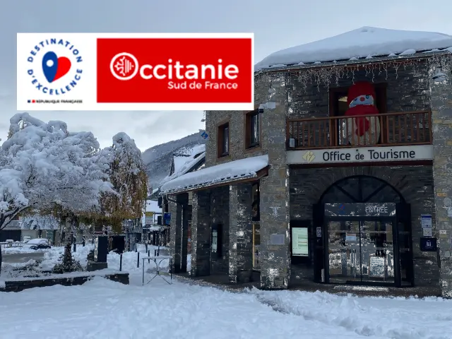 office de tourisme sous la neige avec logo Destination d'Excellence