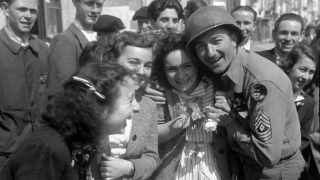 Ba 167.2.2 Liberation Poche Jeunes Filles Soldat Americain 1024x671 1