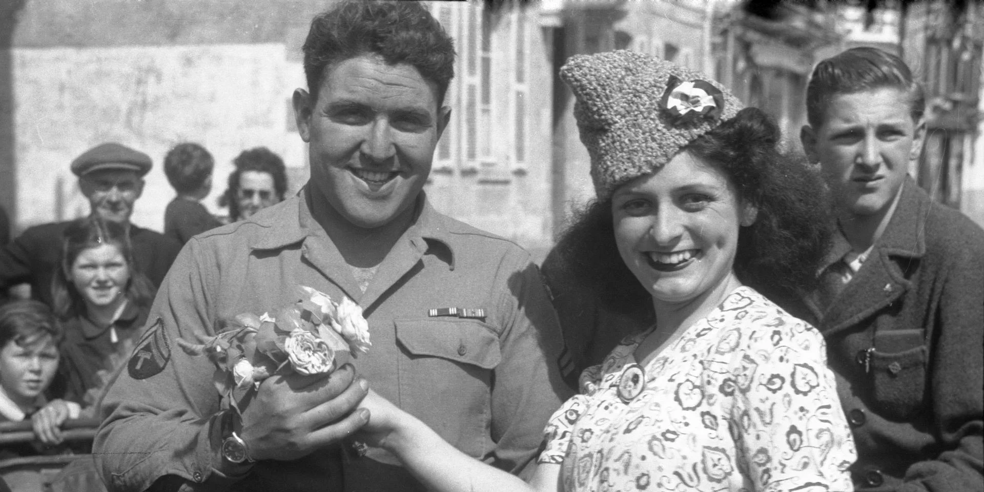 Une femme accueille un soldat américain avec des fleurs au Pouliguen, lors de la libération de la poche de Saint-Nazaire, le 11 mai 1945.