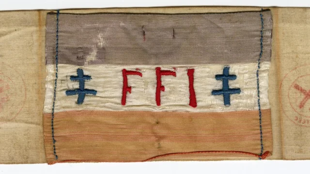 Brassard-Forces-Francaises-de-lInterieur-2nde-Guerre-mondiale_1945_Collection-Ecomusee.jpg