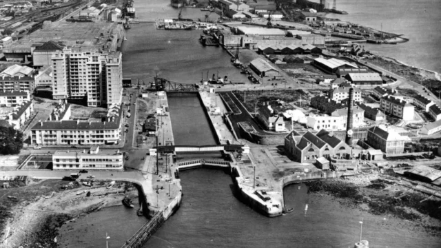 Vue aérienne du port de Saint-Nazaire pendant la reconstruction