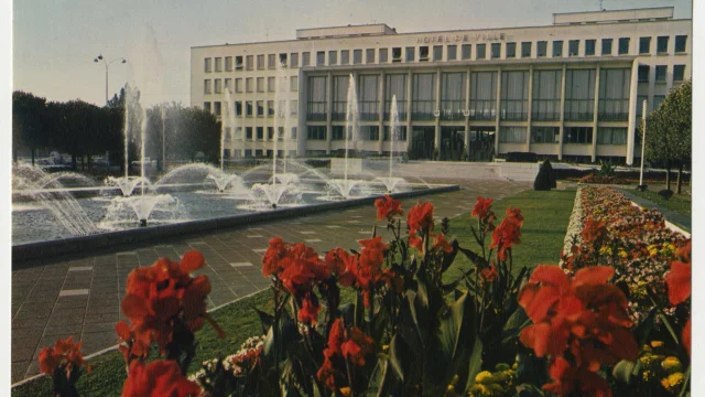 Lhotel De Ville De Saint Nazaire Et Le Bassin De La Place Francois Blancho Fonds Carte Postale Collection Ecomusee