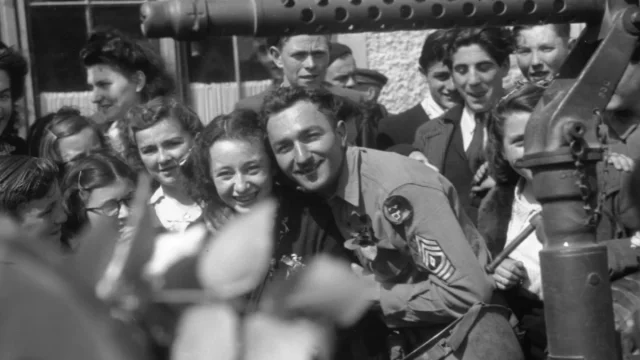 Des jeunes filles posent avec un soldat américain au Pouliguen.