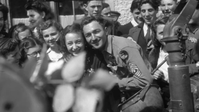 Des jeunes filles posent avec un soldat américain au Pouliguen.