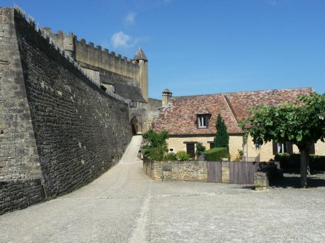Remparts du château fort de Beynac, vallée de la Dordogne