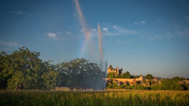 Vue sur le hameau de Montfort et son château