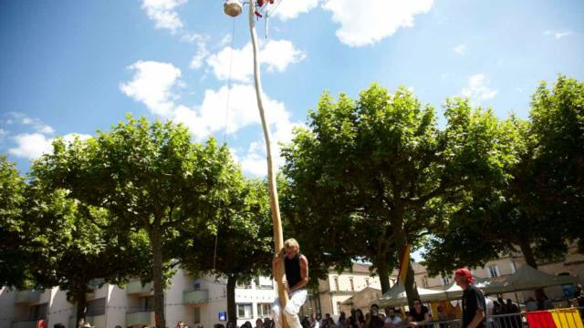 Le mât de cocagne : jeu traditionnel de La Ringueta à Sarlat