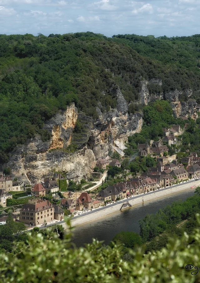 Vue aérienne sur le village de la Roque-Gageac - Vallée de la Dordogne