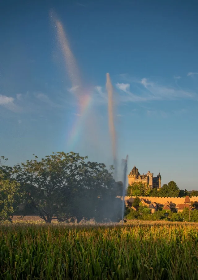 Vue sur le hameau de Montfort et son château