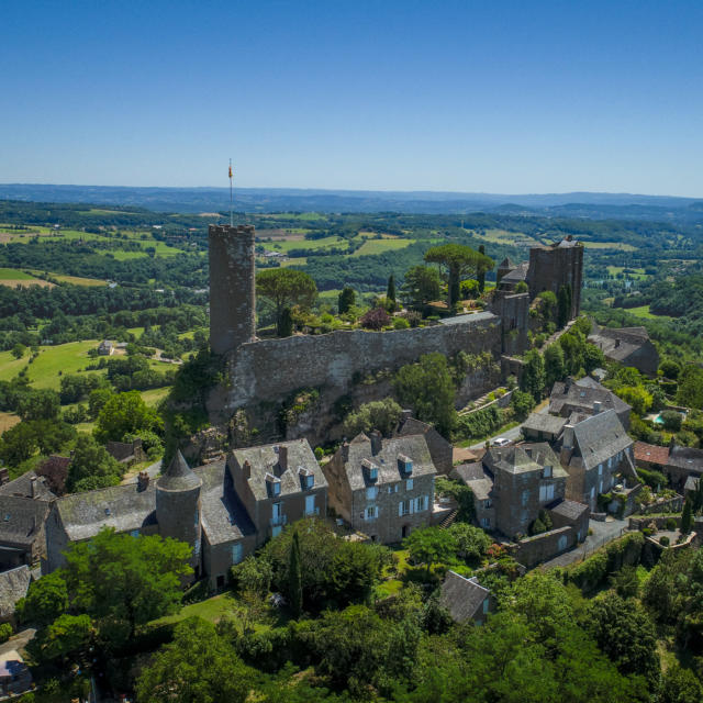 Vue aérienne sur le village de Turenne et son château