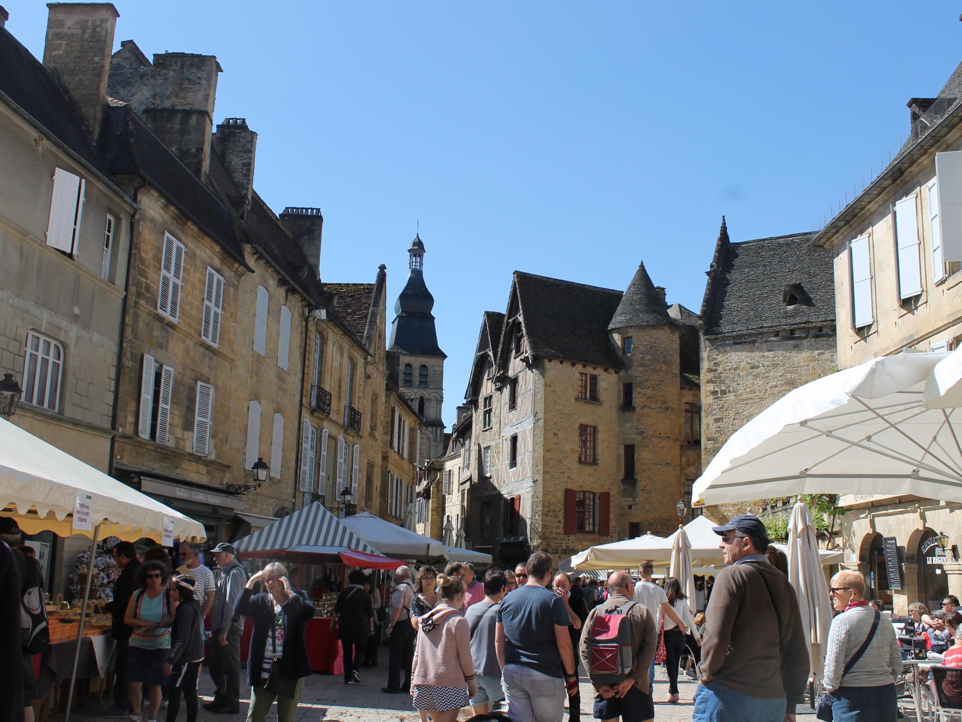 Join the not-to-be-missed discovery tour of Sarlat Sarlat Tourisme ...