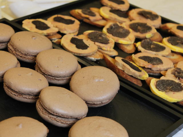 Dégustation de croustous (tapas) pendant la Fête de la truffe à Sarlat
