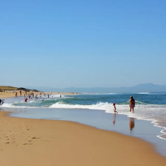 Vue de l’océan et du sable sur une plage de Seignosse.