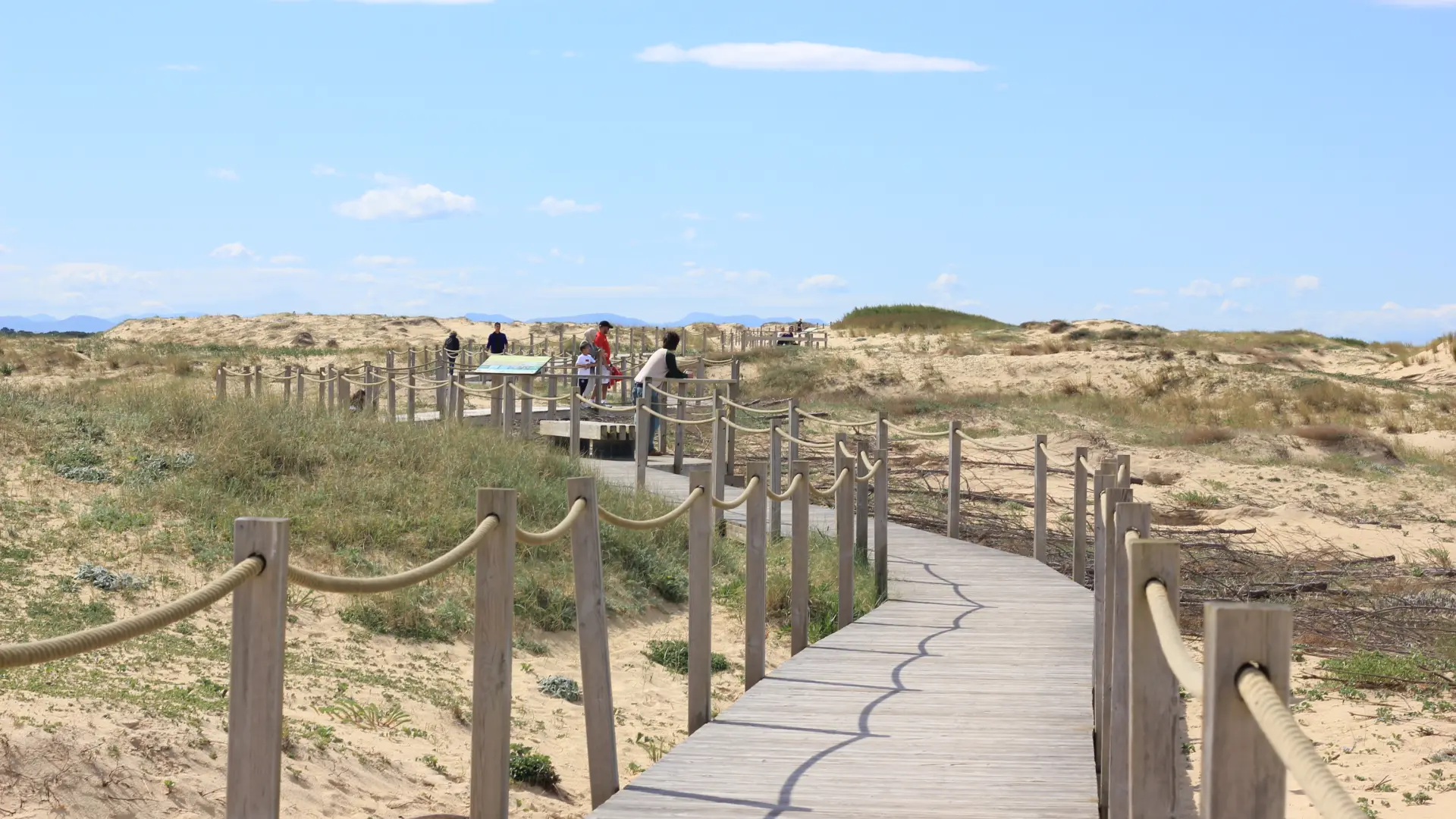 Balade sur la passerelle de la plage du Penon.