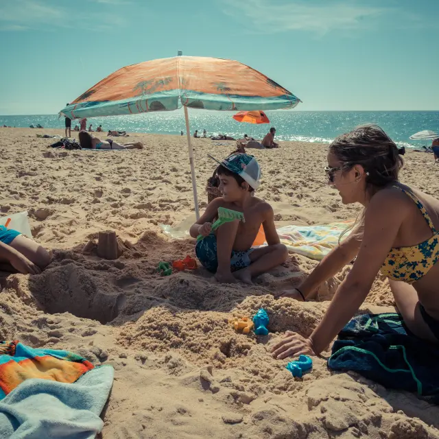 Une famille profite d’un moment sur la plage de Seignosse.