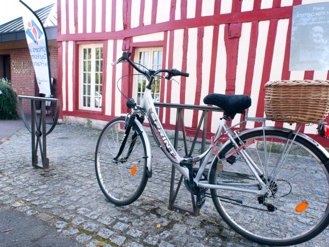 photo d'un vélo garé devant l'office de tourisme de Louviers