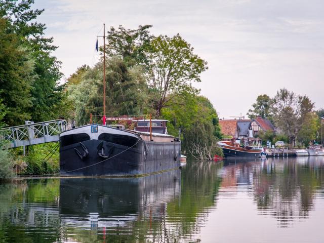 photo des bords de seine en campagne normandes avec ses anciens bateaux amarrés