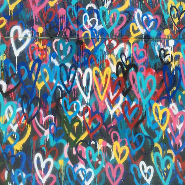 mur plein de graffitis de cœurs de plusieurs couleurs