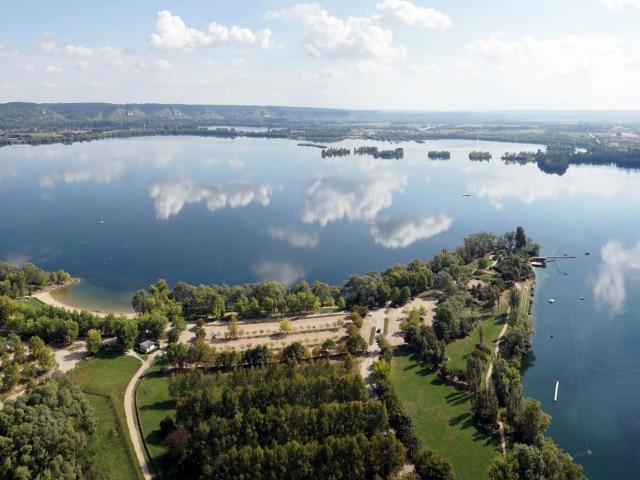 Vue aérienne du lac de la base des loisirs de Léry Poses dans l'Eure en Normandie