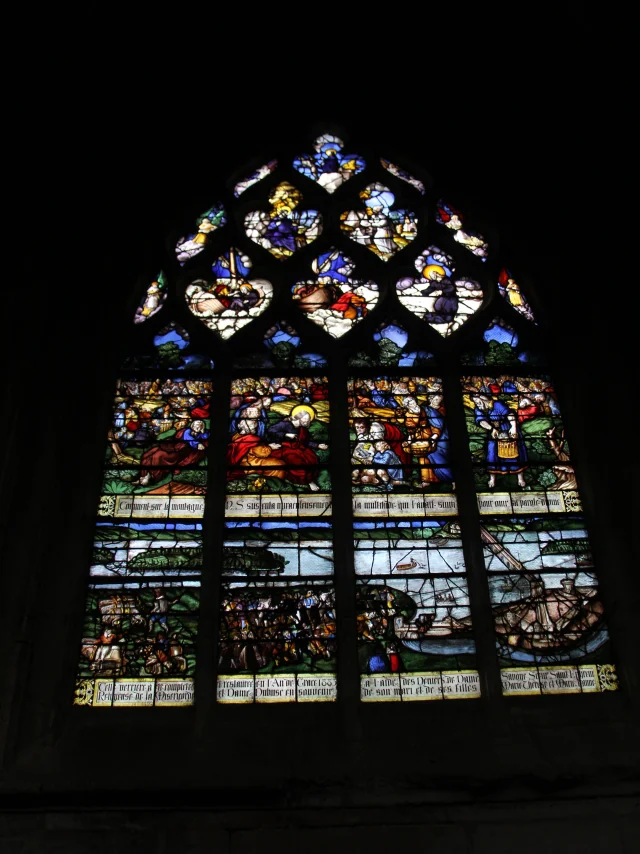photo du vitrail du Halage depuis l'intérieur de l'église Notre-Dame des Arts de Pont-de-l'Arche en Normandie