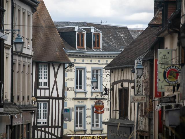 rue commerçante du centre ville de Pont de l'Arche en Normandie