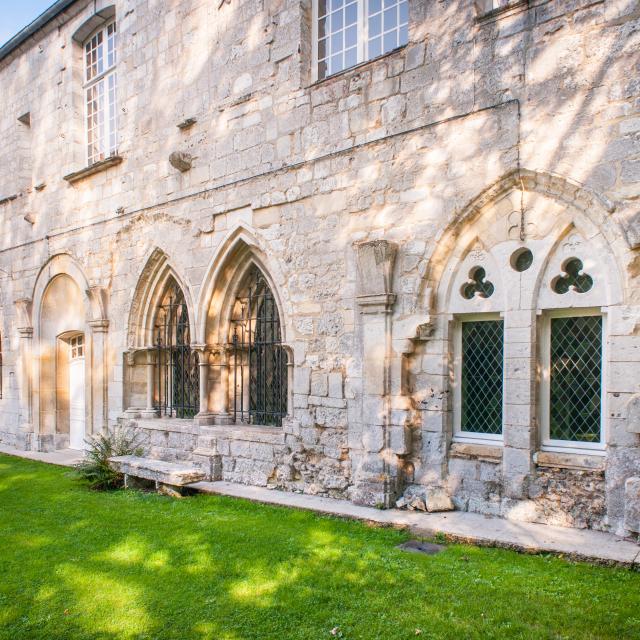 photo d'une façade en pierres blanches de L'abbaye de Bonport