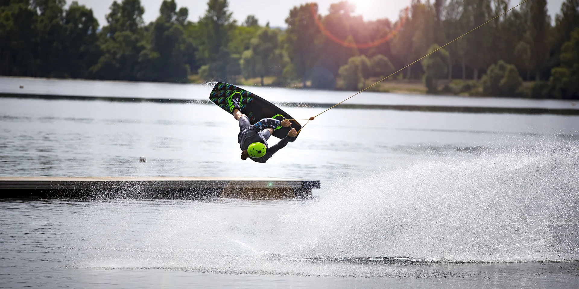 Photo d'une acrobatie en Wakeboard sur le lac des Deux Amants à Poses en dans l'Eure en Normandie