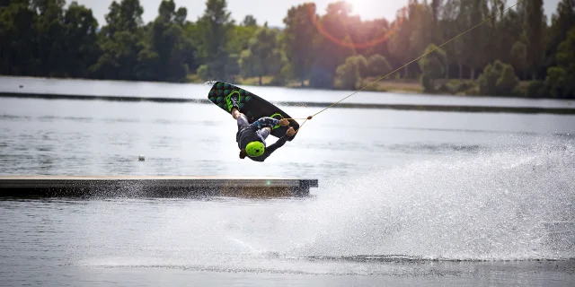 Photo d'une acrobatie en Wakeboard sur le lac des Deux Amants à Poses en dans l'Eure en Normandie