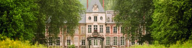 allée feuillue de l'entrée du Château du XVII siècle le château de Pinterville
