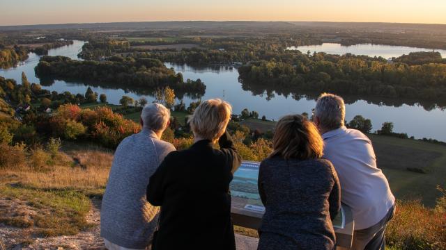 Famille admirant la seine et le coucher du soleil et la vue sur la vallée de seine depuis le panorama du plessis dans l'Eure