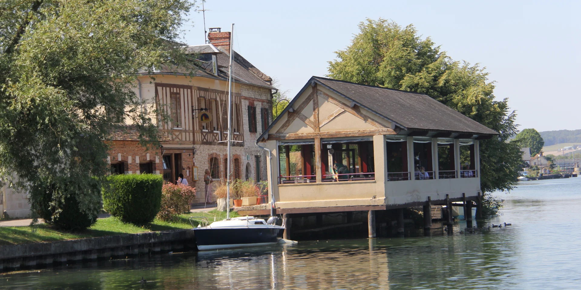 Photo de la salle sur pilotis du restaurant l'Auberge du Halage en bord de seine à Poses.
