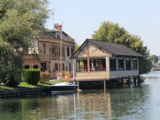 Photo de la salle sur pilotis du restaurant l'Auberge du Halage en bord de seine à Poses.