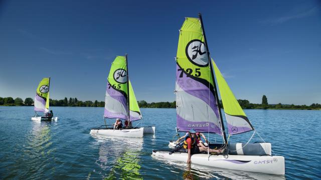 3 catamarans qui naviguent en été sur le lac de la base des loisisrs de Léry-Poses en Seine-Eure en Normandie