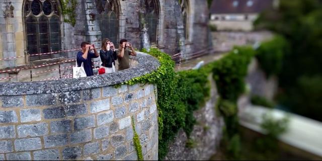 équipe jouant à l'enquête de Pont De L'arche Médiévale