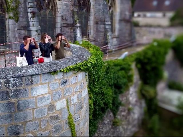 équipe jouant à l'enquête de Pont De L'arche Médiévale