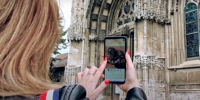 femme jouant à l'enquête de Pont De L'arche Médiévale près de l'église notre dame des arts