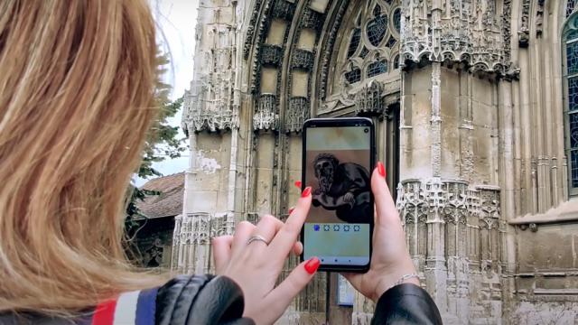 femme jouant à l'enquête de Pont De L'arche Médiévale près de l'église notre dame des arts