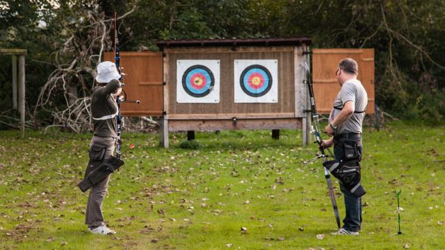 photo de deux personnes tirant avec des arcs sur une cible chez Tiral'arc en Normandie