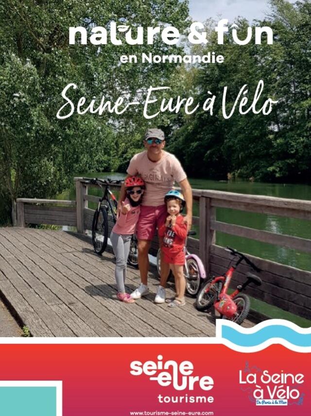 père et filles en vélo sur une terasse au bord de l'eau pour la couverture de la brochure seine-eure à vélo