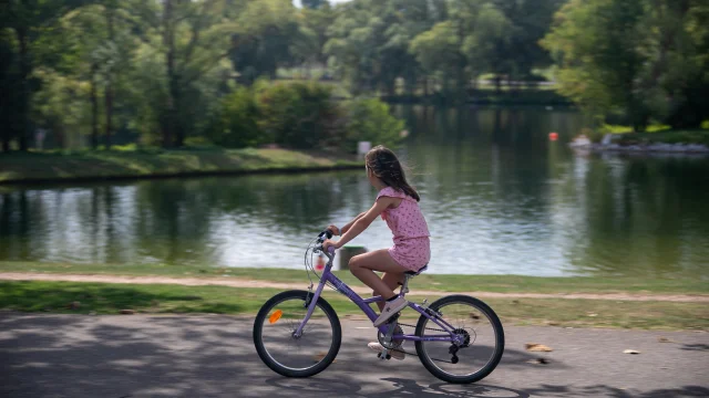 petite fille faisant du Vélo au bord du lac du Parc des Loisirs de Léry-Poses dans l'Eure en Normandie
