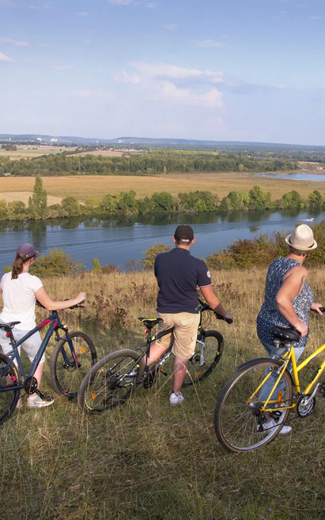 famille à vélo admirant par temps bleu le panorama sur la seine de Vironvay dans l'Eure en Normandie