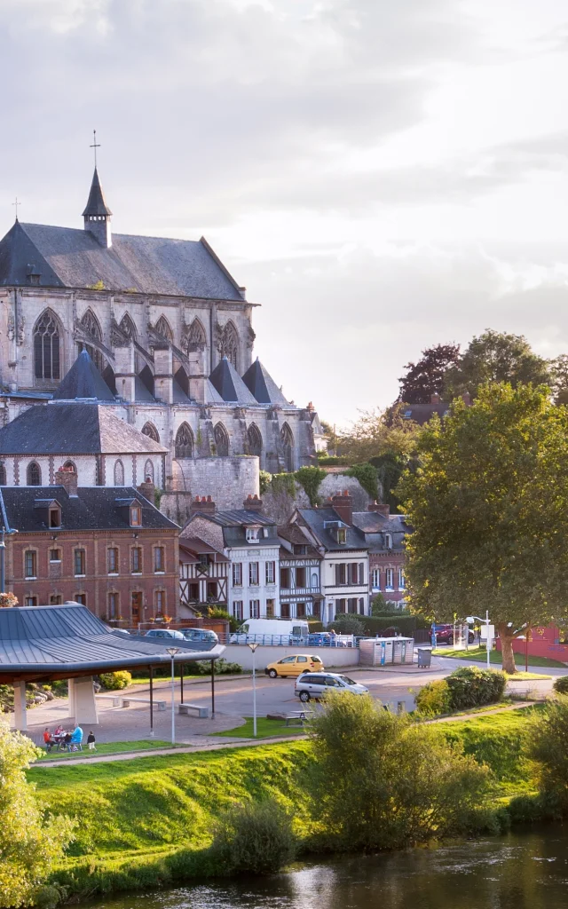 Vue de Pont-de-l'Arche avec son Eglise et de l'Eure