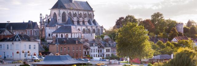 Vue de Pont-de-l'Arche avec son Eglise et de l'Eure