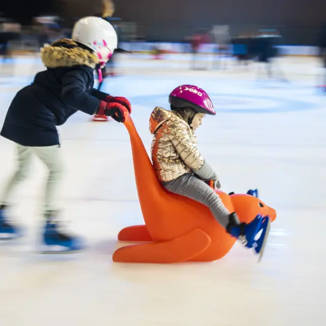 enfants sur la piste de patinage de la patinoire Glaceo à Louviers dans l'Eure en Normandie