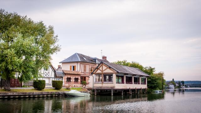 vue de la seine sur la salle sur pilotis de l'auberge du halage de Poses dans l'Eure en Normandie