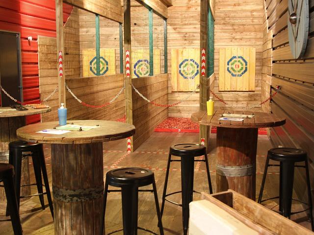 stand de lancer de haches à l'urban paintball indoor de Val-de-Reuil en Normandie dans l'Eure