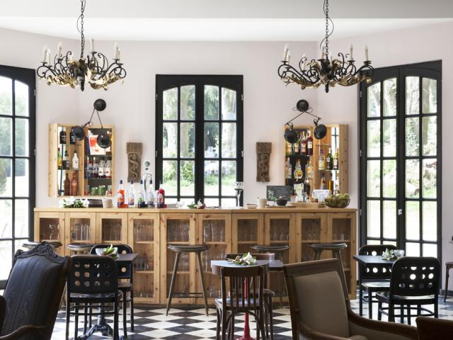 Bar du château de Normandie Les étangs de Saint Aubin dans l'Eure en Normandie