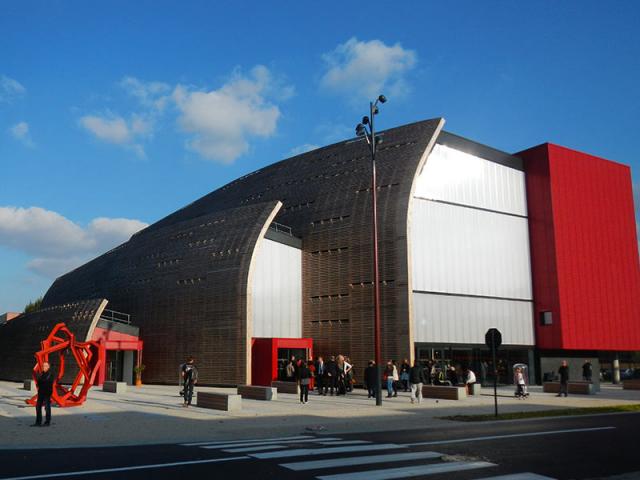 Théâtre moderne De L'Arsenal à Val-De-Reuil dans l'Eure en Normandie